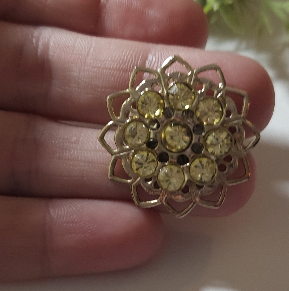 Vintage Yellow Crystal Gold Filigree Flower Brooch - Picture 4 of 15